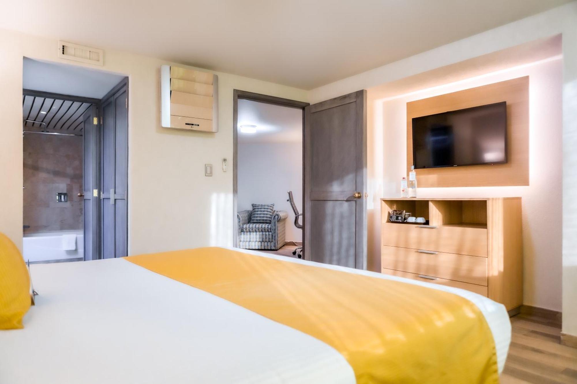 La Joya Pachuca Hotel Buitenkant foto A room at the hotel