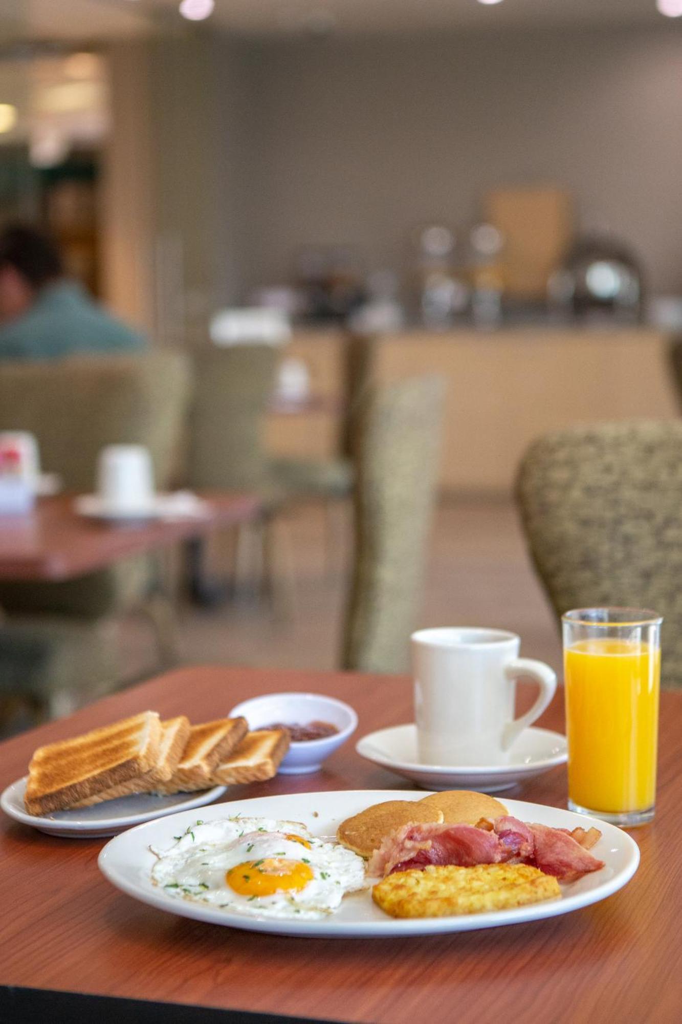La Joya Pachuca Hotel Buitenkant foto A breakfast with orange juice